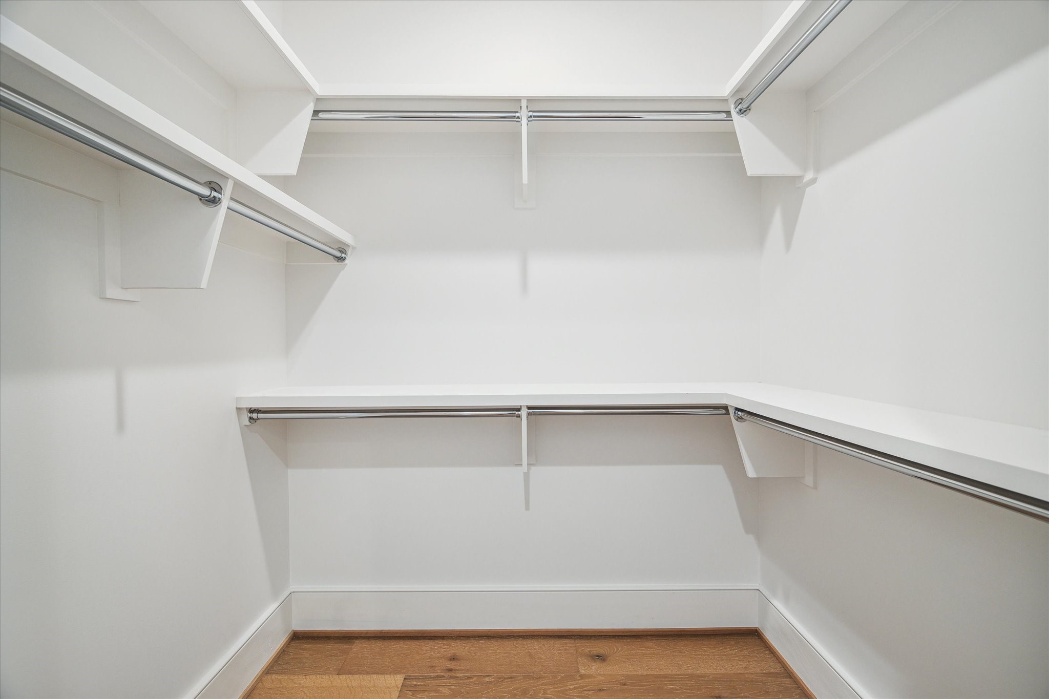 5656 San Felipe Street, Unit 606 Houston, TX 77056 - Photo 28 of 34 a view of an empty walk in closet
