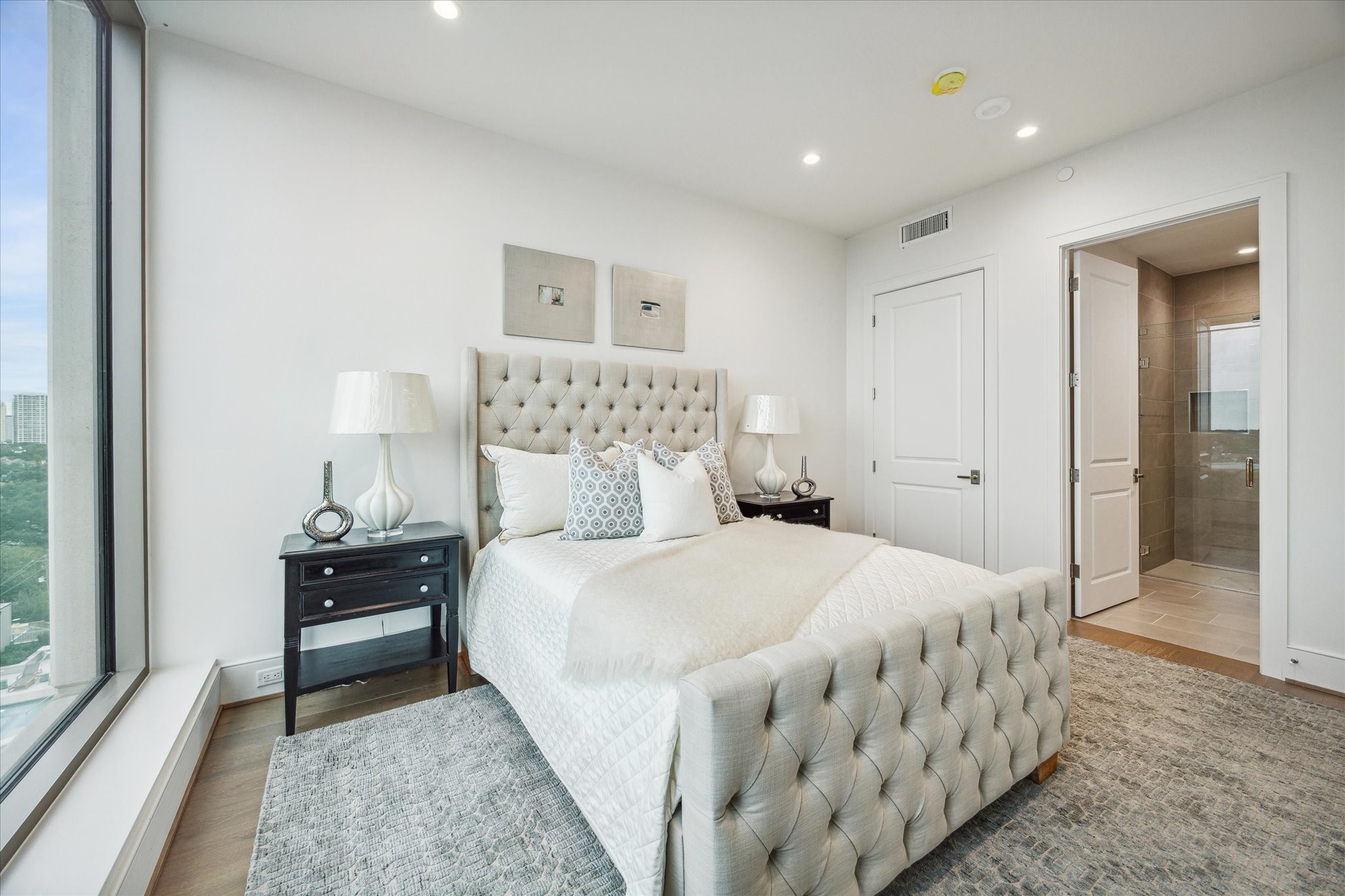 5656 San Felipe Street, Unit 606 Houston, TX 77056 - Photo 29 of 34 a bedroom with a bed and a lamp on dresser