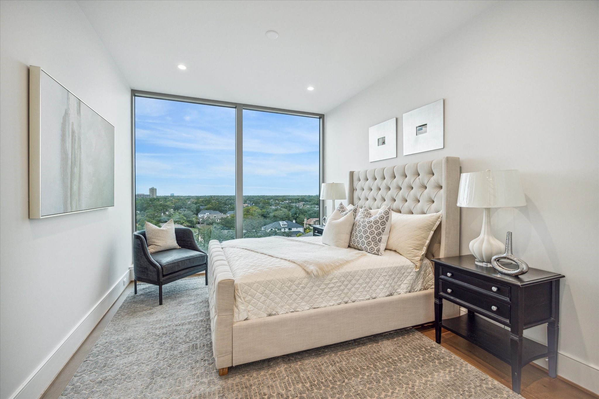 5656 San Felipe Street, Unit 606 Houston, TX 77056 - Photo 30 of 34 a bedroom with a bed and a window