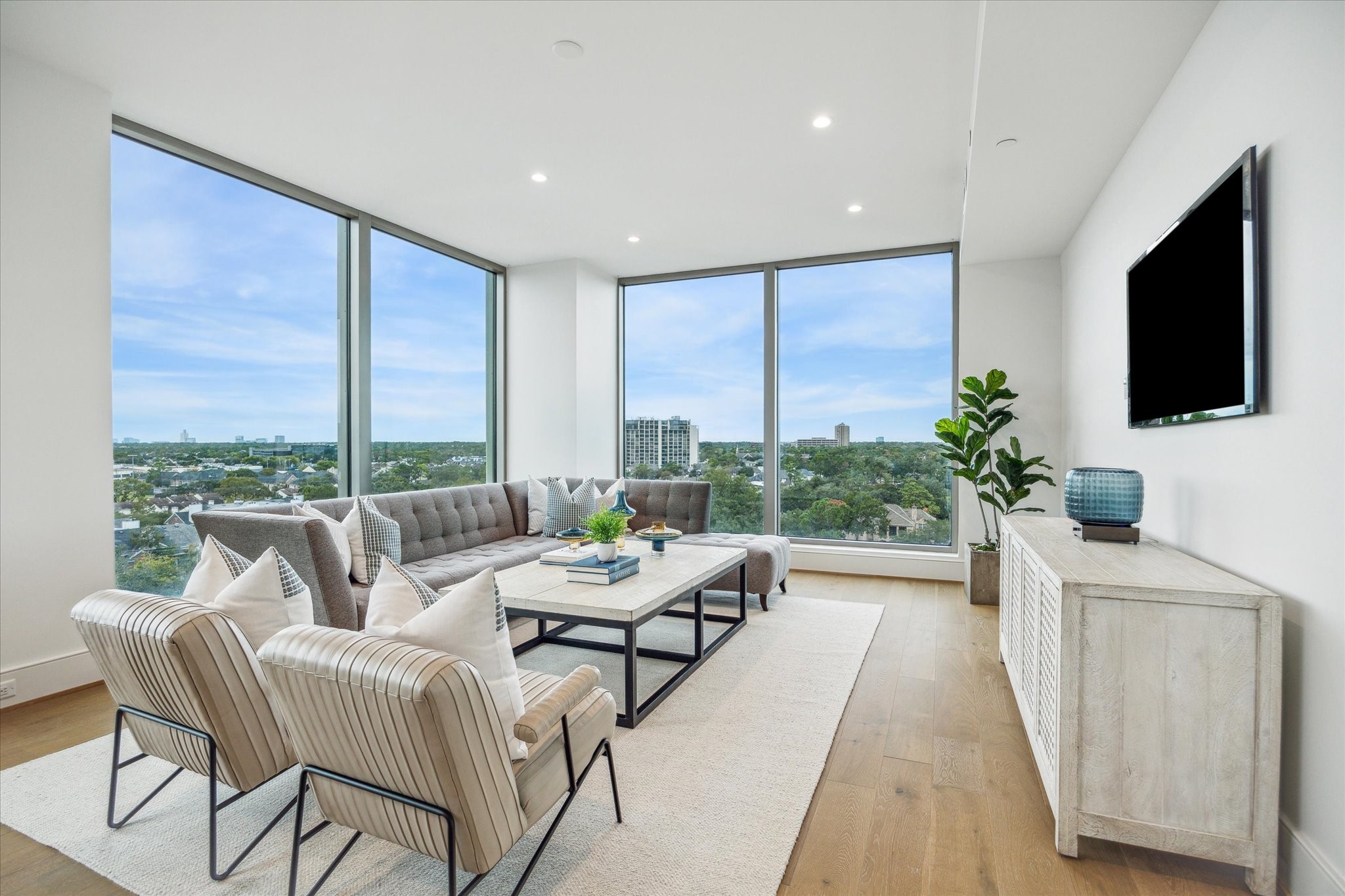 5656 San Felipe Street, Unit 606 Houston, TX 77056 - Photo 17 of 34 a living room with furniture and a flat screen tv