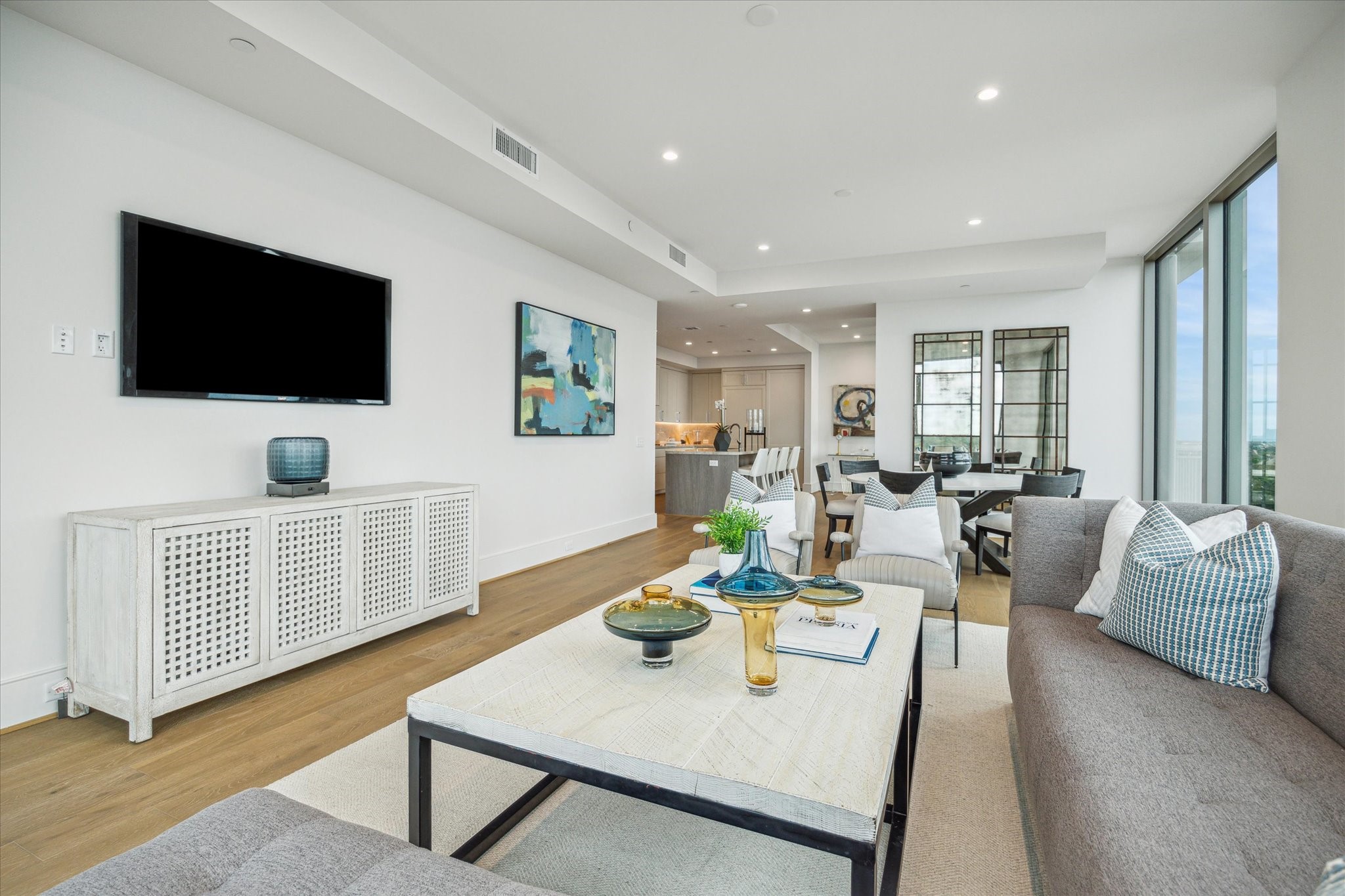 5656 San Felipe Street, Unit 606 Houston, TX 77056 - Photo 19 of 34 a living room with furniture and a flat screen tv