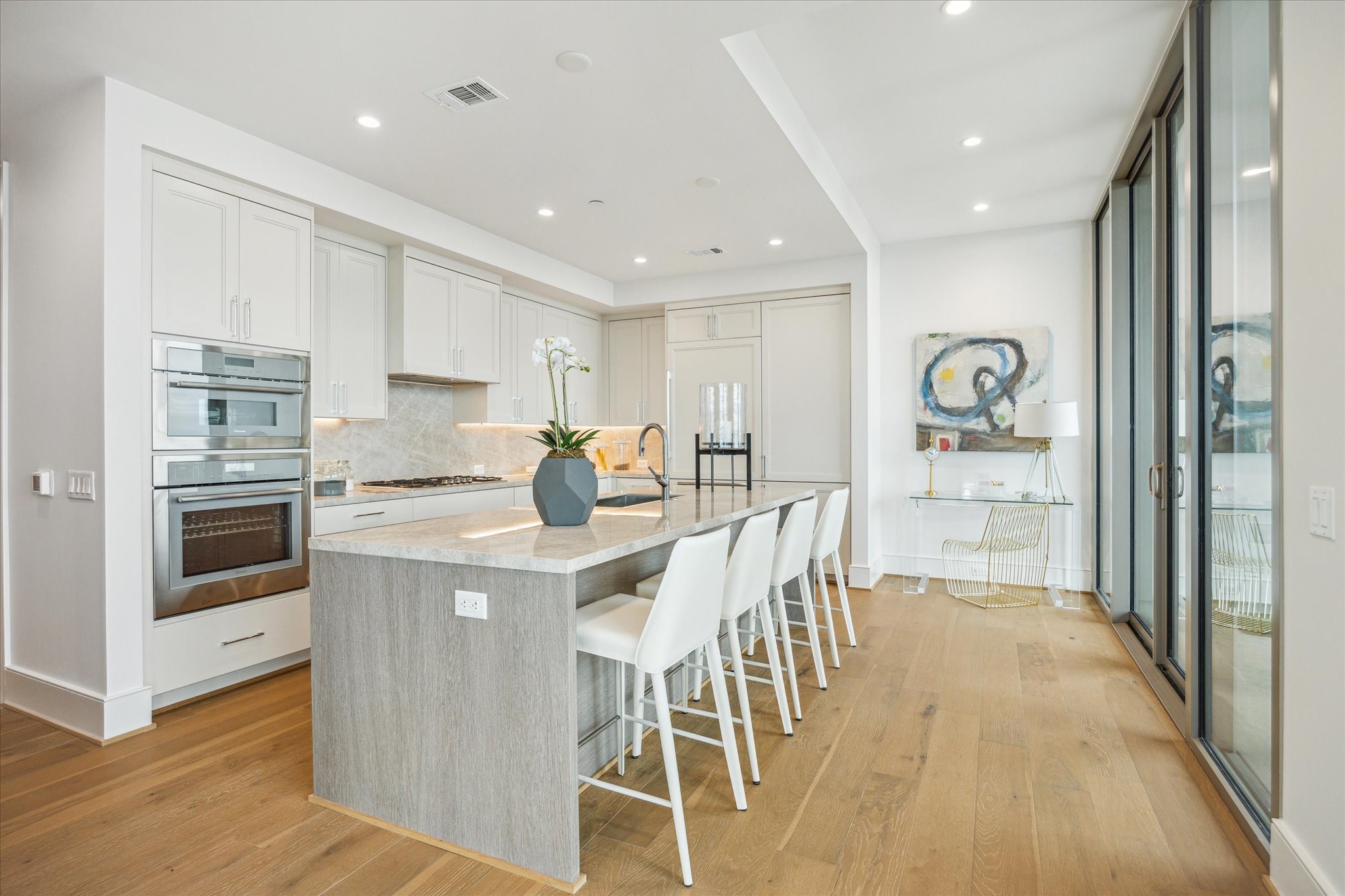 5656 San Felipe Street, Unit 606 Houston, TX 77056 - Photo 21 of 34 a kitchen with stainless steel appliances kitchen island granite countertop a refrigerator and microwave