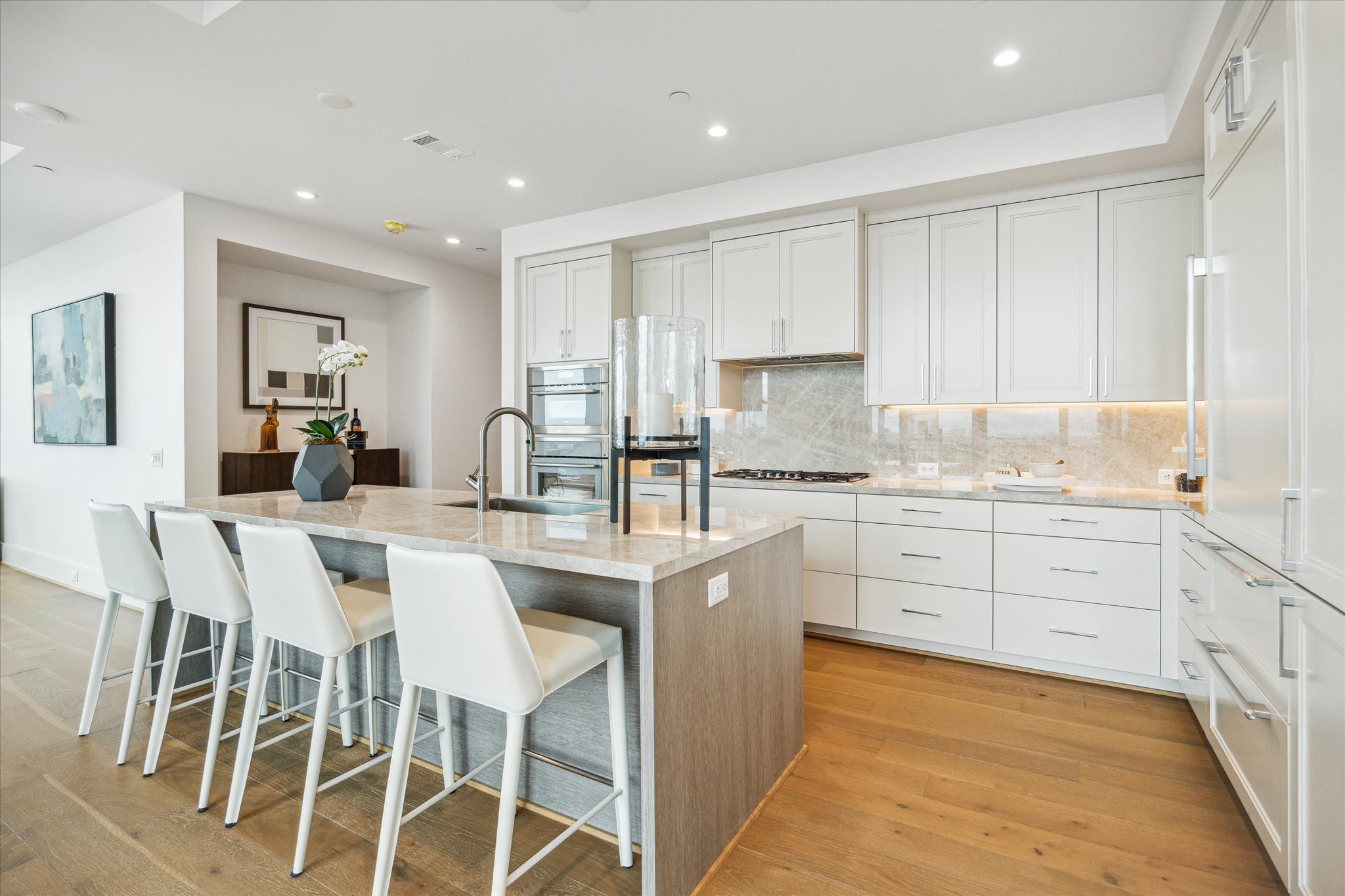 5656 San Felipe Street, Unit 606 Houston, TX 77056 - Photo 22 of 34 a kitchen with cabinets appliances and a dining table
