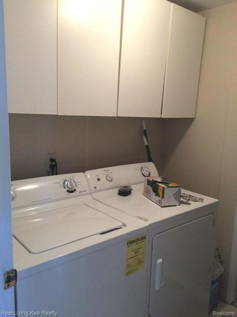 896 Dressler Lane Rochester, MI 48307 - Photo 11 of 30 First floor laundry.jpg