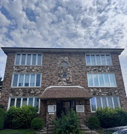 $249,900 | 6257 South Newland Avenue, Unit 2N, Chicago, IL 60638