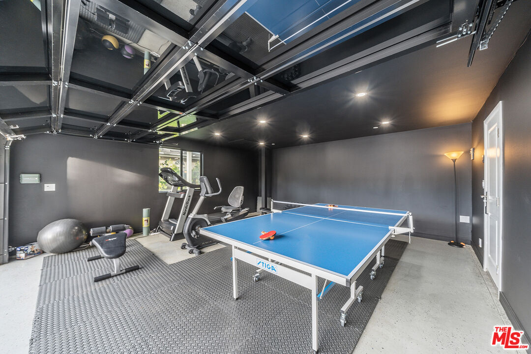 5010 Fulton Avenue Sherman Oaks, CA 91423 - Photo 12 of 55 a room with gym equipment
