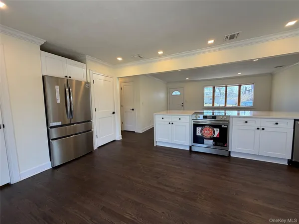 $659,000 | 16 Lincoln Drive, Oakdale, NY 11769