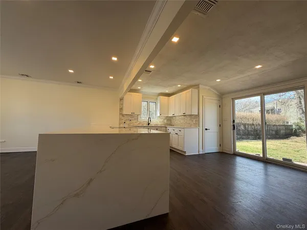 $659,000 | 16 Lincoln Drive, Oakdale, NY 11769