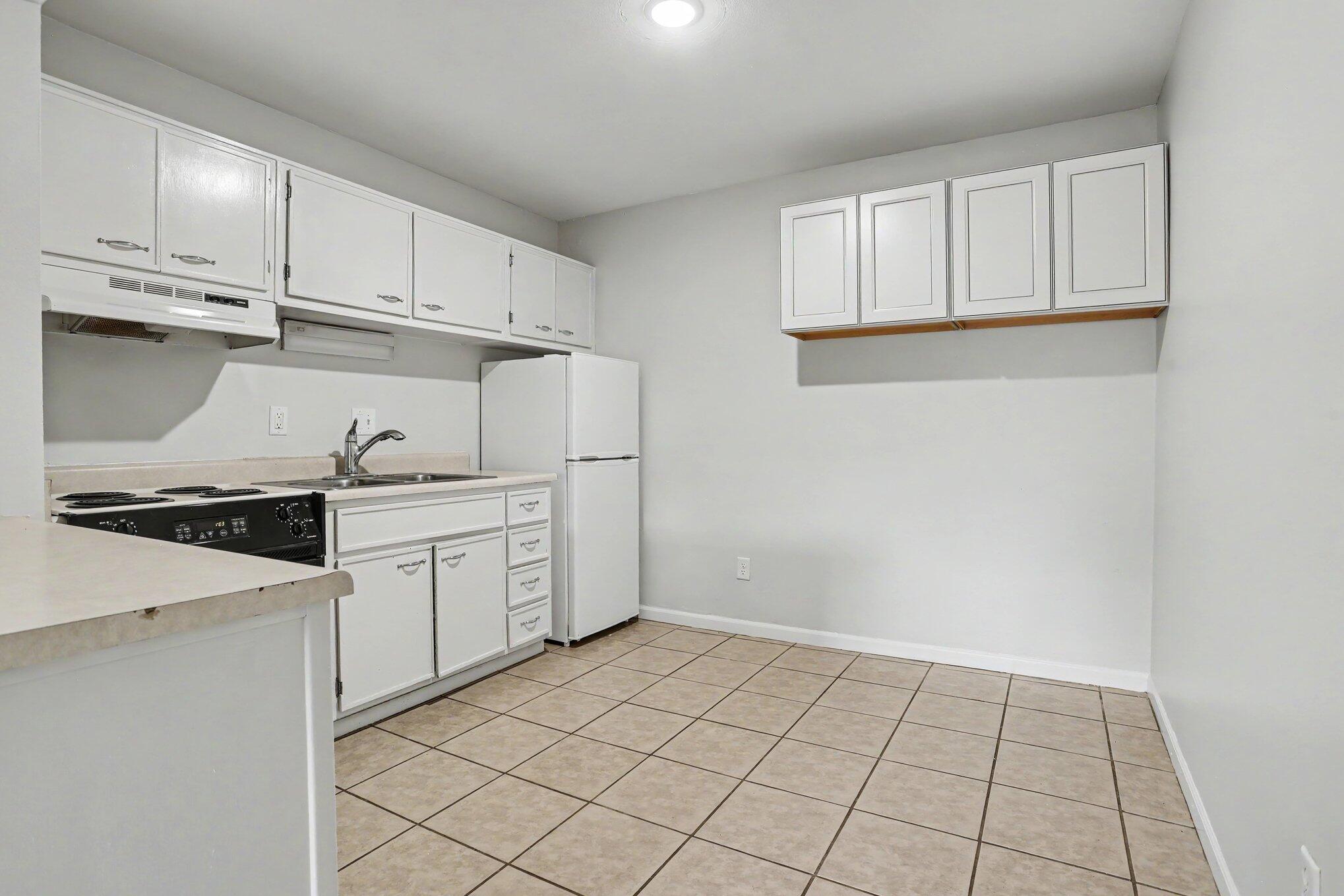722 West Kilgore Road, Unit 102 Kalamazoo, MI 49008 - Photo 7 of 15 007_file_1557