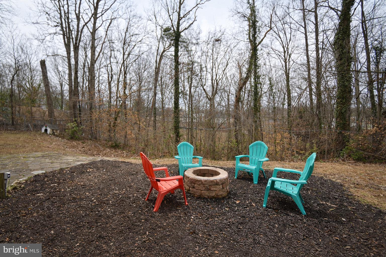 28 Ridgemore Circle Fredericksburg, VA 22405 - Photo 29 of 34 a backyard of a house with table and chairs