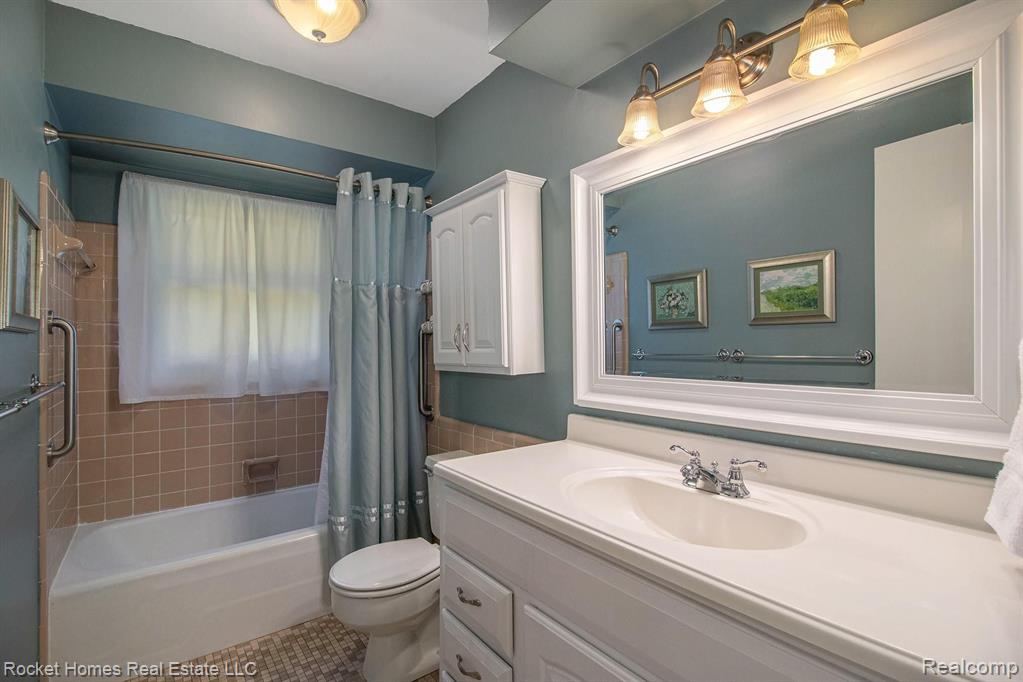 180 Montmorency Road Rochester Hills, MI 48307 - Photo 10 of 32
