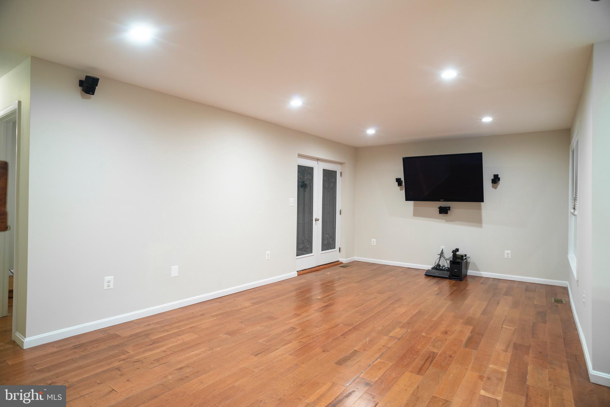 6401 Sherwood Road Baltimore, MD 21239 - Photo 14 of 49