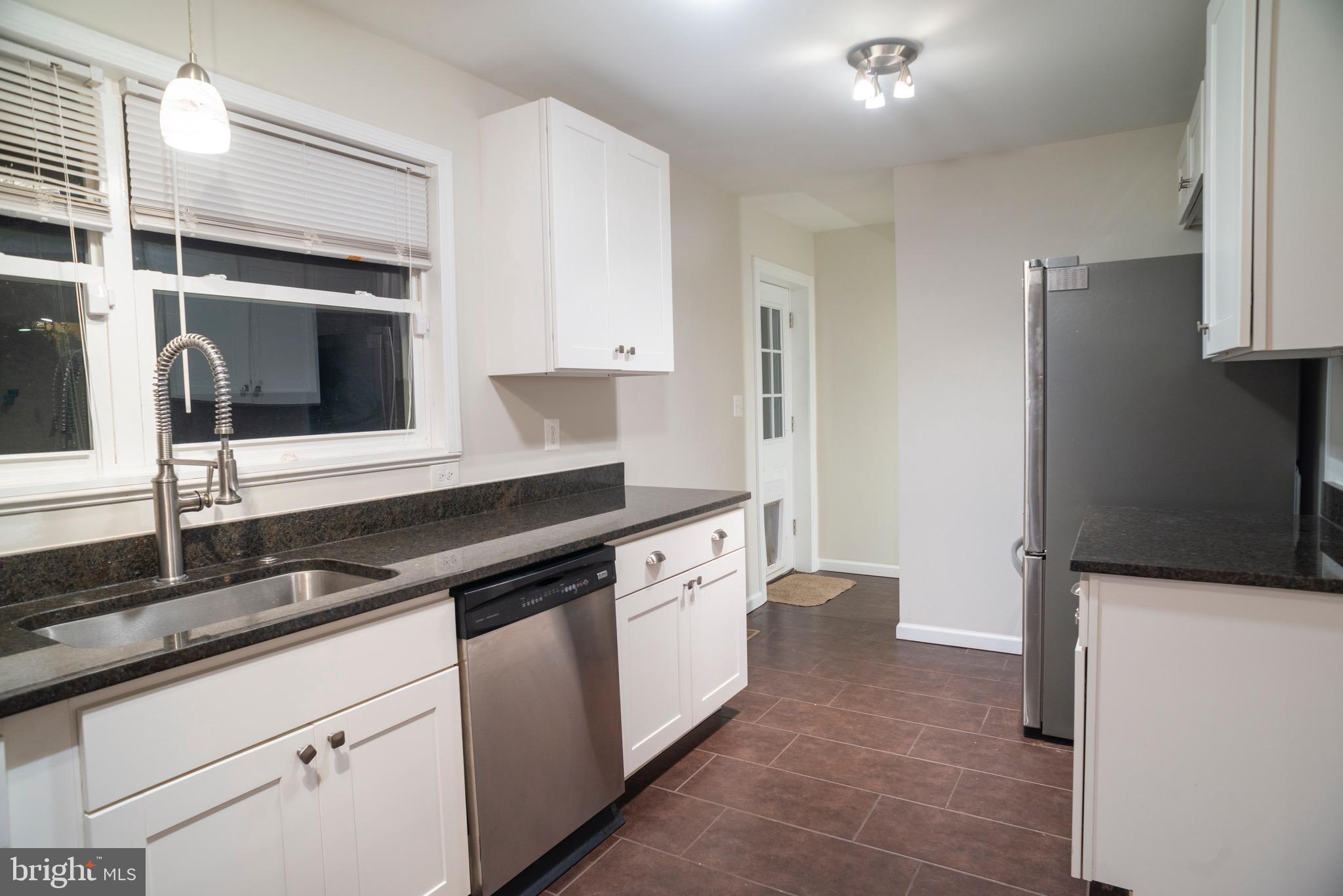 6401 Sherwood Road Baltimore, MD 21239 - Photo 4 of 49