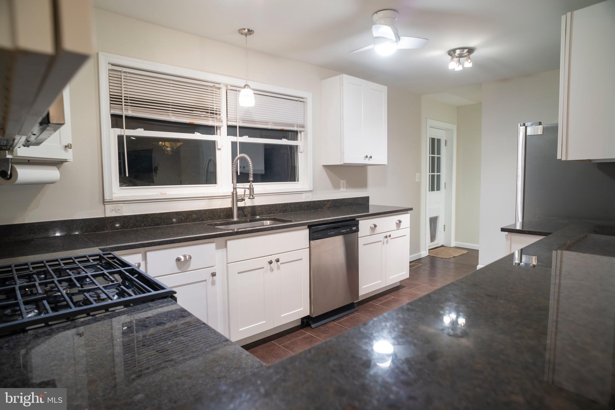 6401 Sherwood Road Baltimore, MD 21239 - Photo 5 of 49