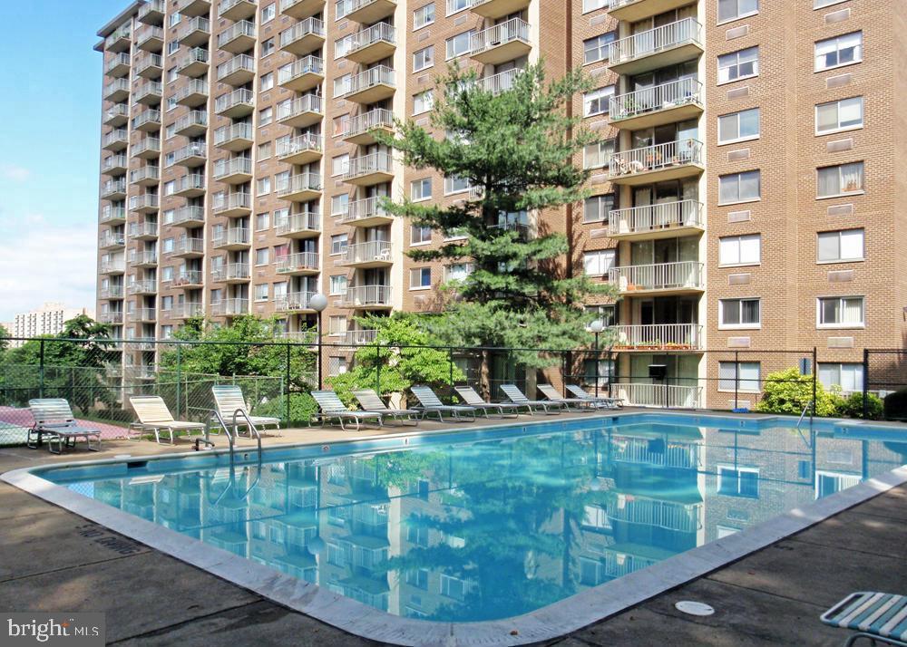 2059 Huntington Avenue, Unit 312 Alexandria, VA 22303 - Photo 29 of 33 Community pool