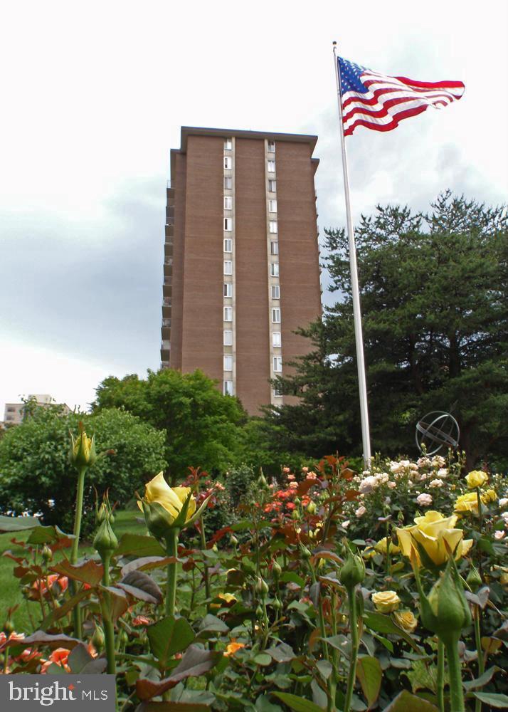 2059 Huntington Avenue, Unit 312 Alexandria, VA 22303 - Photo 31 of 33 a backyard of a house with lots of green space