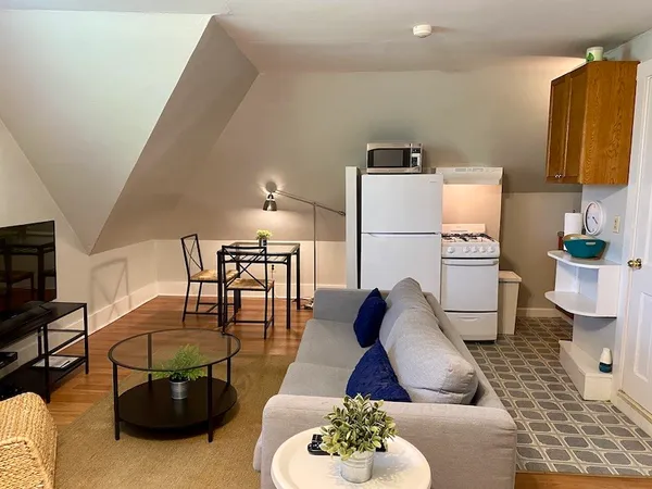 $2,000 | 96 Rhode Island Avenue, Unit 6, Newport, RI 02840