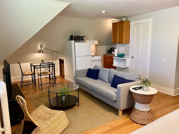 $2,000 | 96 Rhode Island Avenue, Unit 6, Newport, RI 02840
