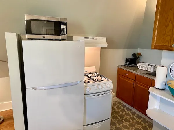 $2,000 | 96 Rhode Island Avenue, Unit 6, Newport, RI 02840