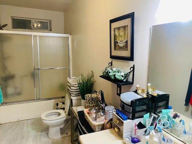 a view of a livingroom with furniture