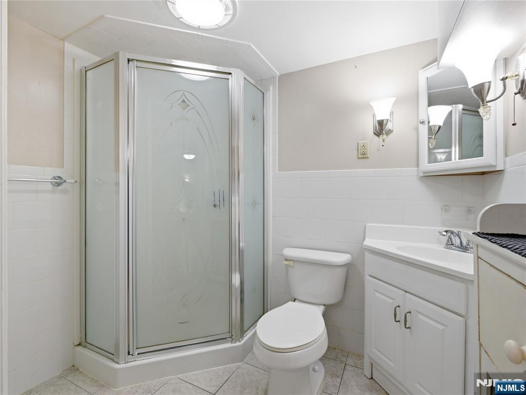 768 East 25th Street Paterson, NJ 07504 - Photo 9 of 29 a bathroom with a toilet a sink and shower