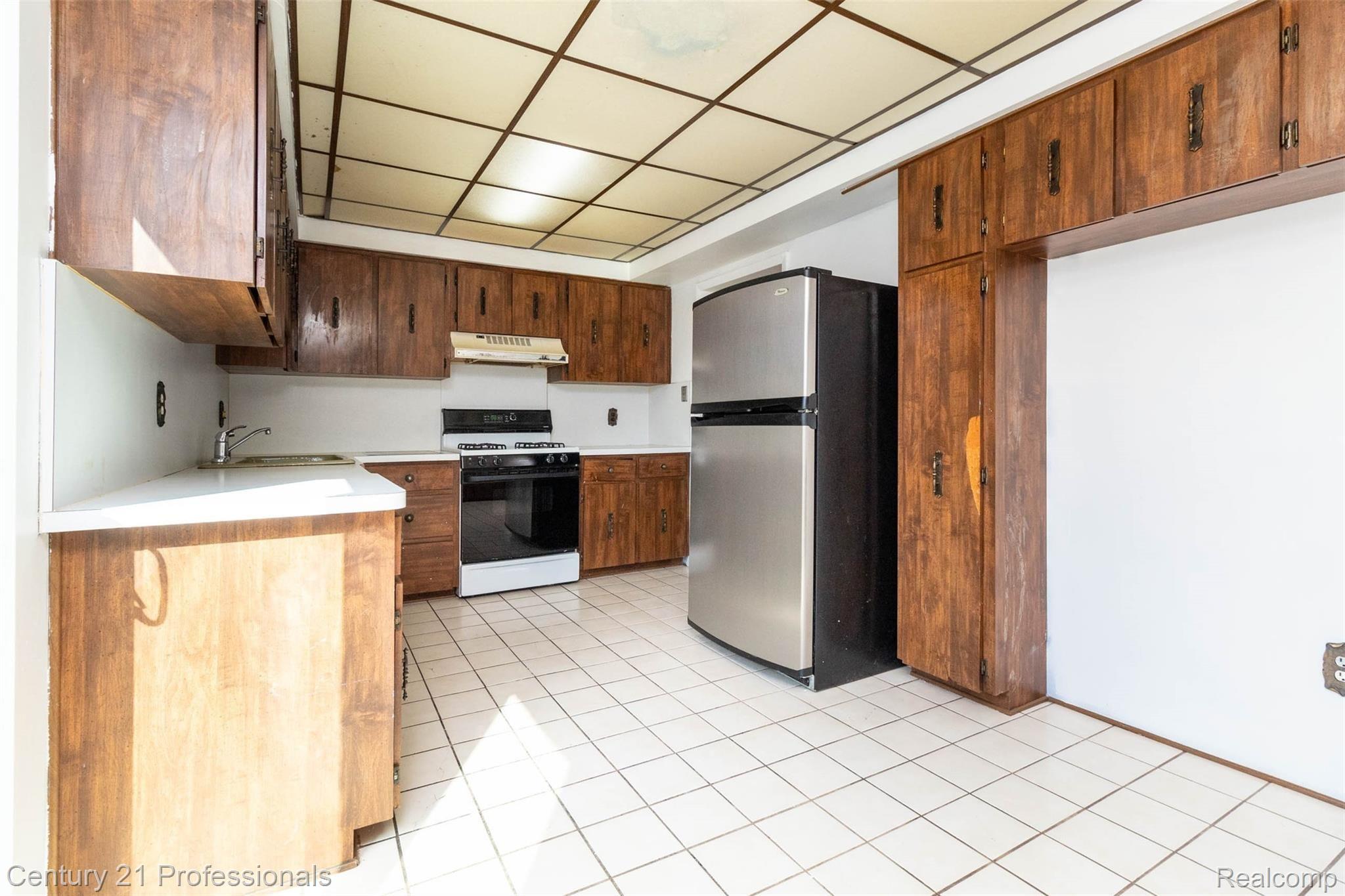 33817 Ryan Road Sterling Heights, MI 48310 - Photo 10 of 32 Side door view of kitchen