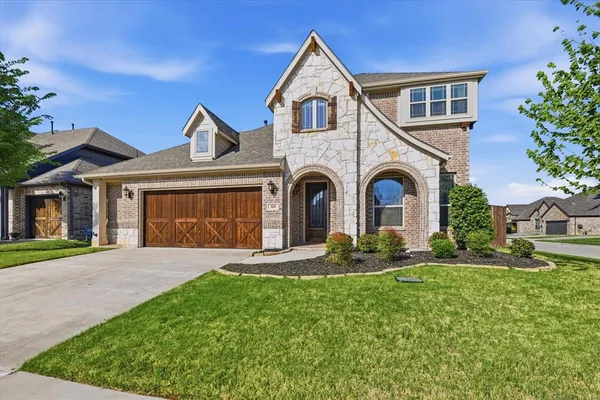 $449,999 | 300 Ben Thomas Street, Burleson, TX 76028