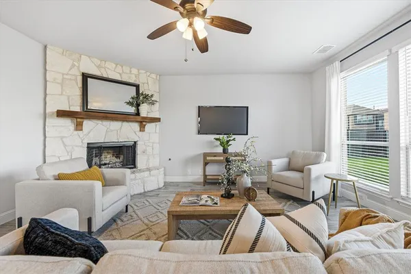 $449,999 | 300 Ben Thomas Street, Burleson, TX 76028