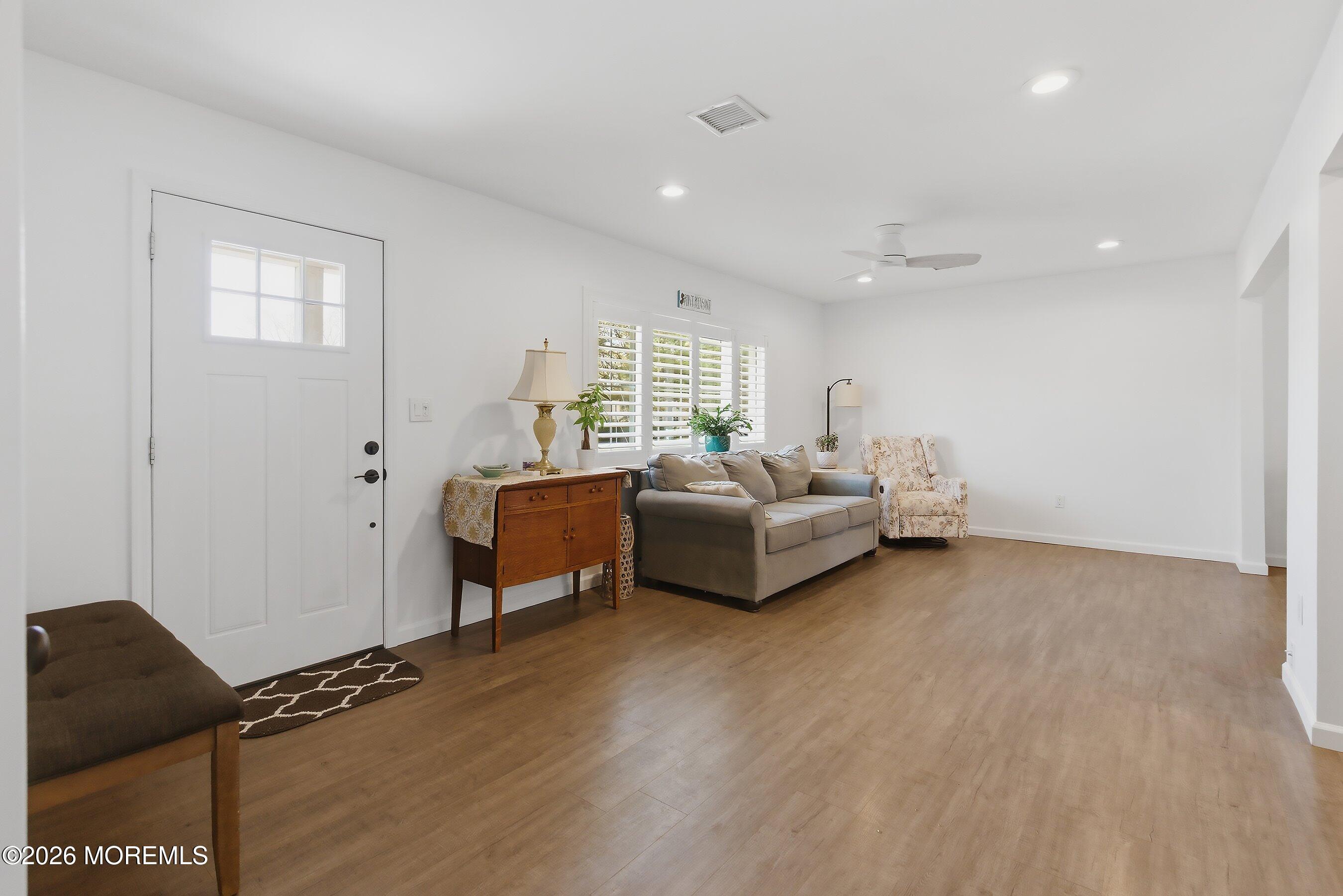 3724 River Road Point Pleasant, NJ 08742 - Photo 15 of 34 09-Living 1