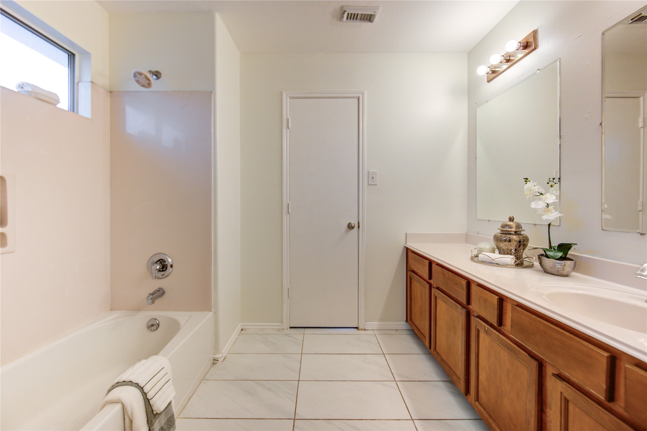 9926 Myrtle Field Lane Houston, TX 77044 - Photo 20 of 34 Primary bathroom