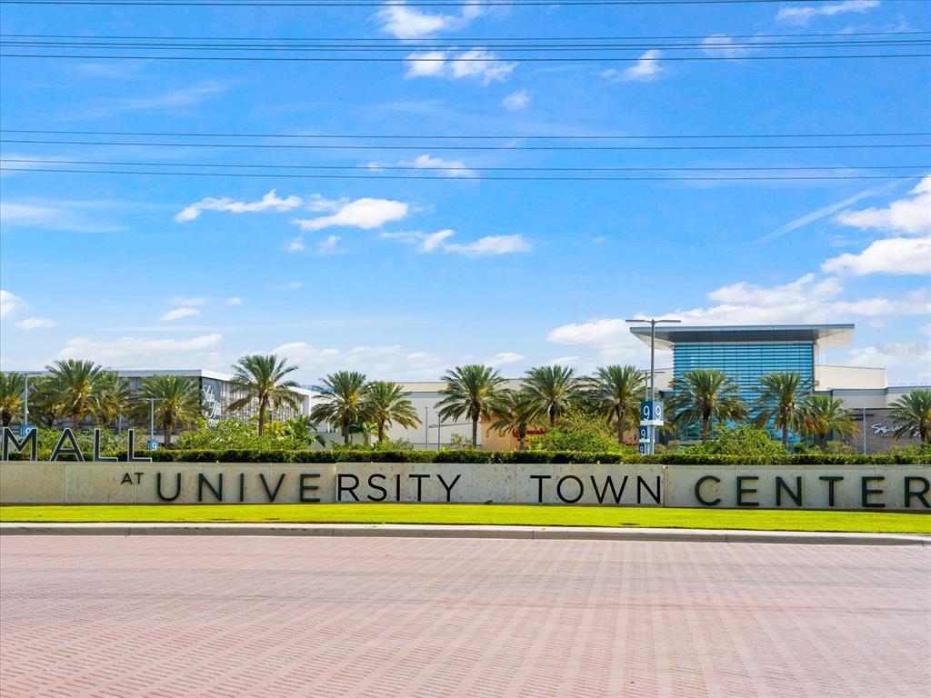3540 65th Ave Circle East Sarasota, FL 34243 - Photo 59 of 69 a view of a big room with swimming pool and outdoor space