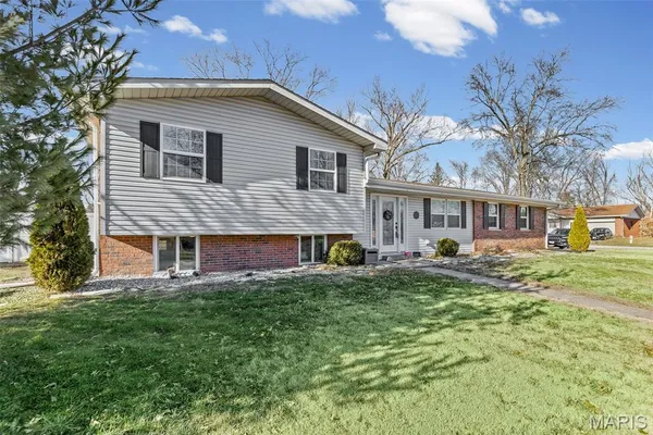 $220,500 | 340 Venus Drive, Godfrey, IL 62035