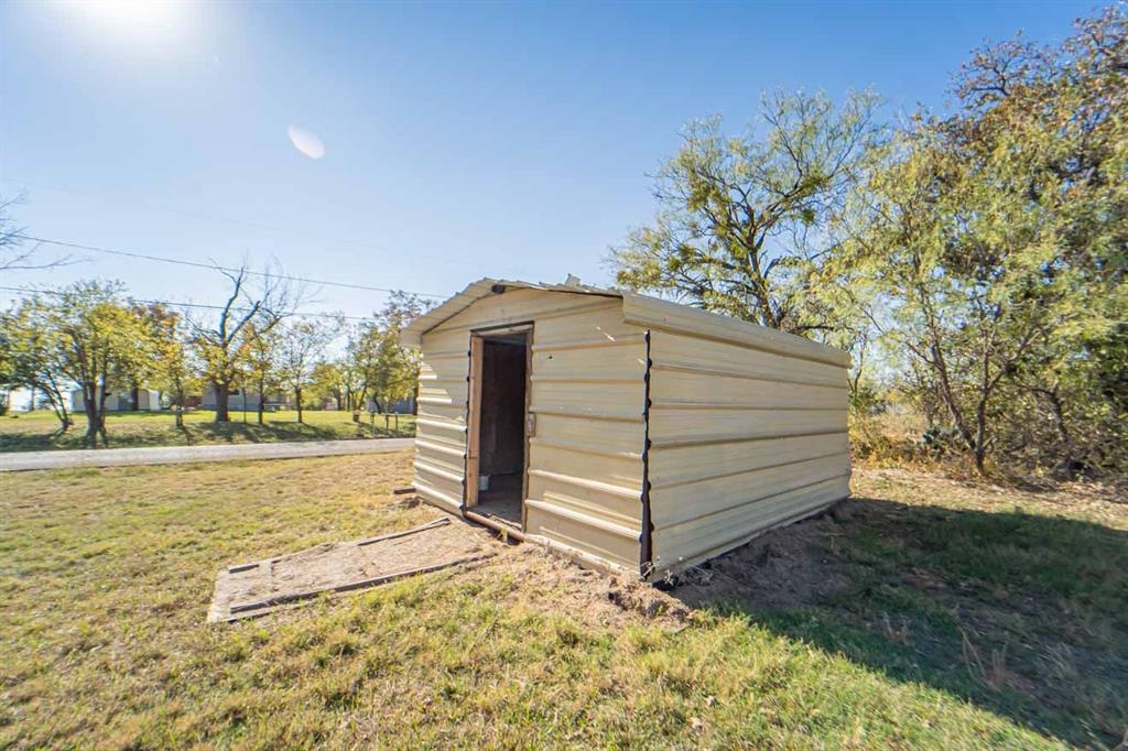 516 South Butte Street Breckenridge, TX 76424 - Photo 2 of 17 a view of outdoor space and yard