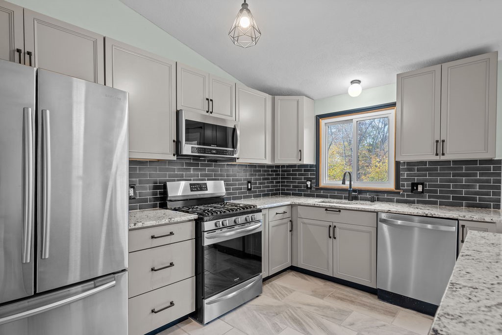 400 Cole Farm Road Warwick, RI 02889 - Photo 8 of 35