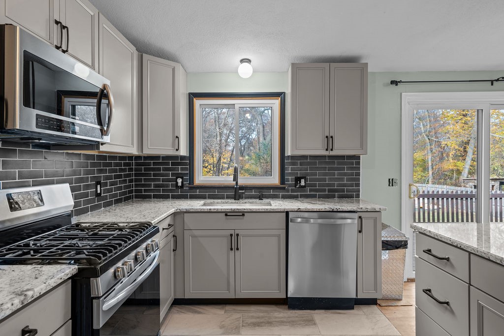 400 Cole Farm Road Warwick, RI 02889 - Photo 10 of 35