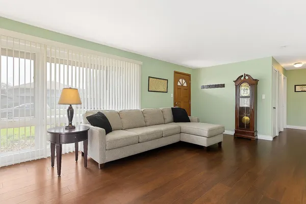$280,000 | 9966 South California Avenue, Evergreen Park, IL 60805