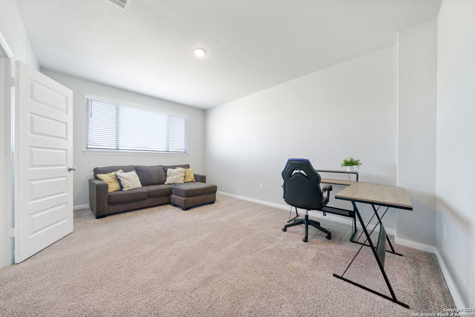 5151 Longhorn River Converse, TX 78109 - Photo 17 of 25 a livingroom with workspace and a couch