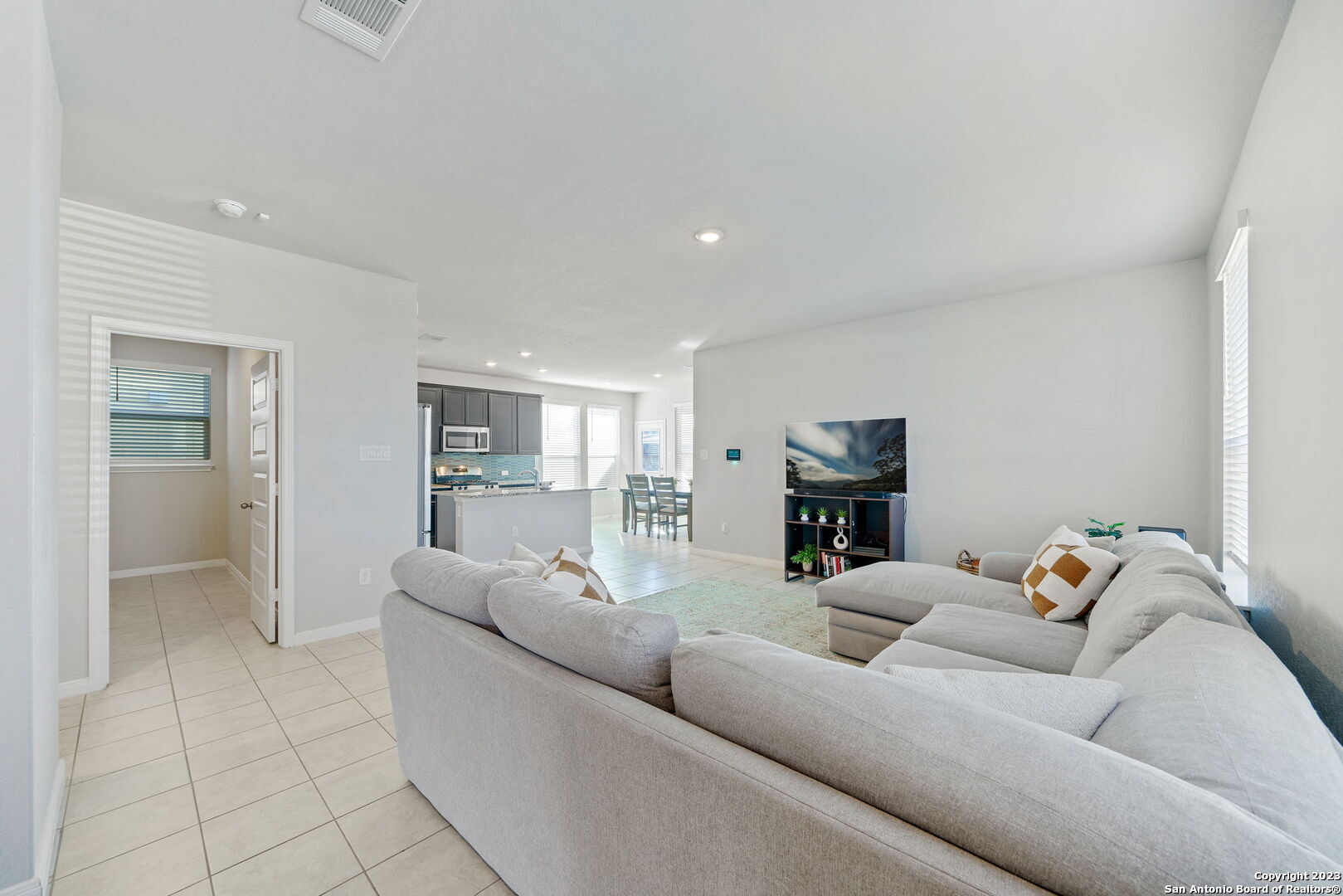 5151 Longhorn River Converse, TX 78109 - Photo 4 of 25 a living room with furniture and a couch