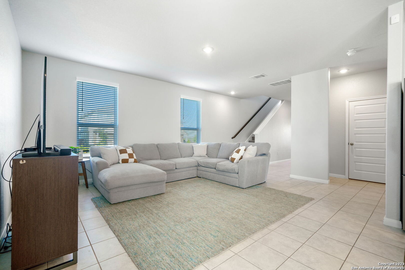 5151 Longhorn River Converse, TX 78109 - Photo 5 of 25 a living room with furniture and white walls