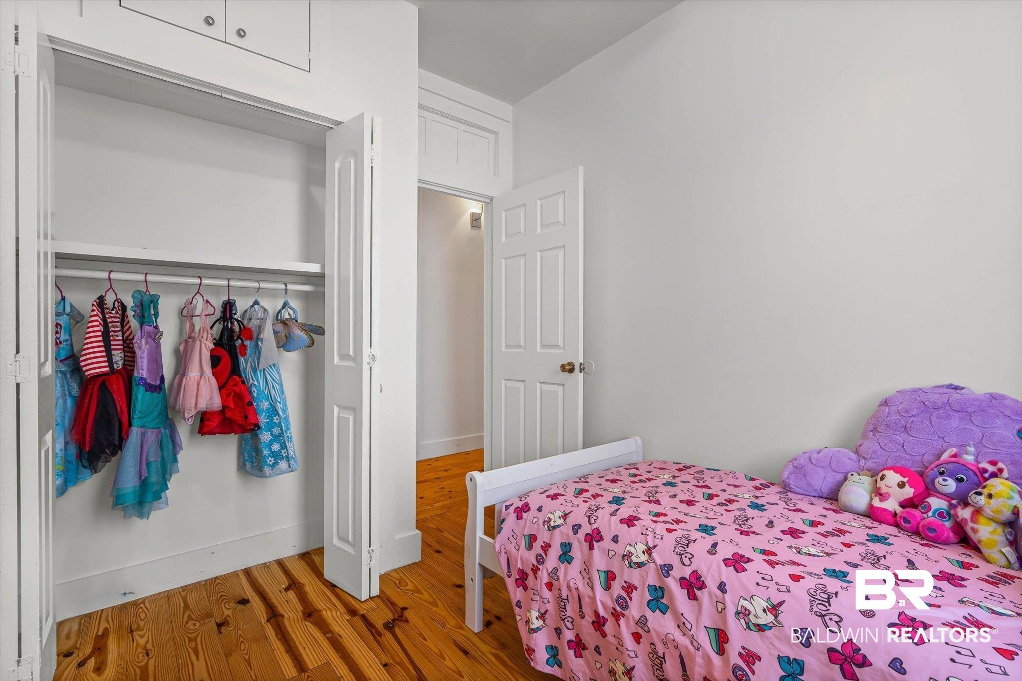 951 Montgomery Street Mobile, AL 36604 - Photo 15 of 22 Hardwood flooring extends throughout this room, complementing the white walls and trim