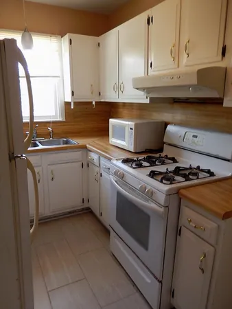 $1,100 | 911 Magnolia Drive, Quincy, FL 32351