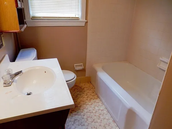 $1,100 | 911 Magnolia Drive, Quincy, FL 32351