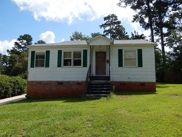 $1,100 | 911 Magnolia Drive, Quincy, FL 32351