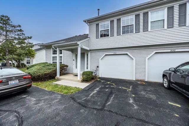 $279,000 | 231 Teak Lane, Unit 231, Streamwood, IL 60107