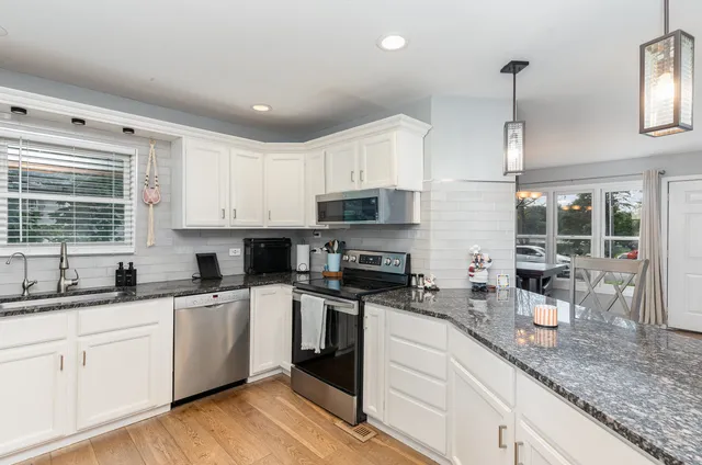 $425,000 | 6032 South Lake Shore Drive, Cary, IL 60013