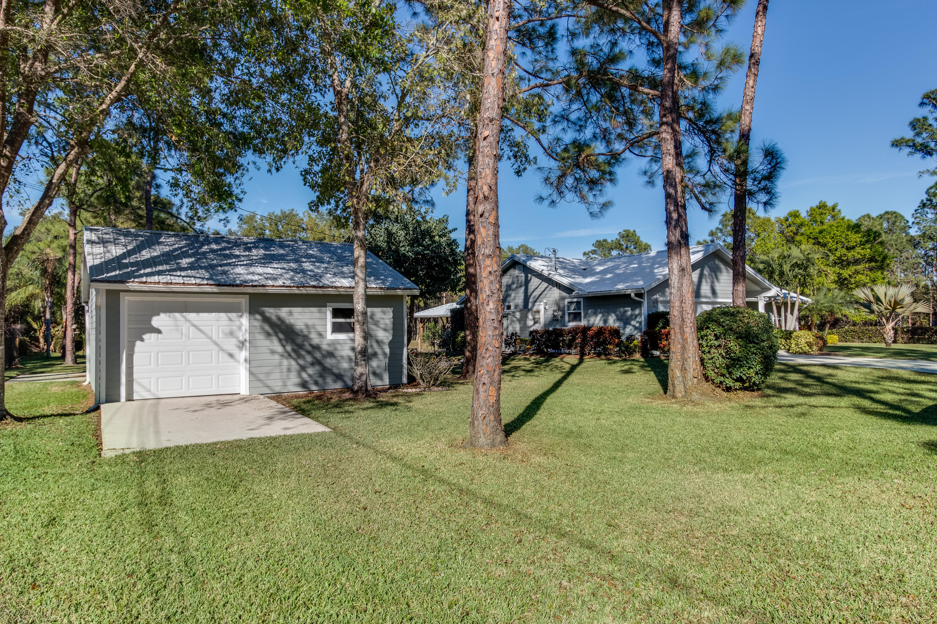 13281 165th Road North Jupiter, FL 33478 - Photo 22 of 28 Detached garage