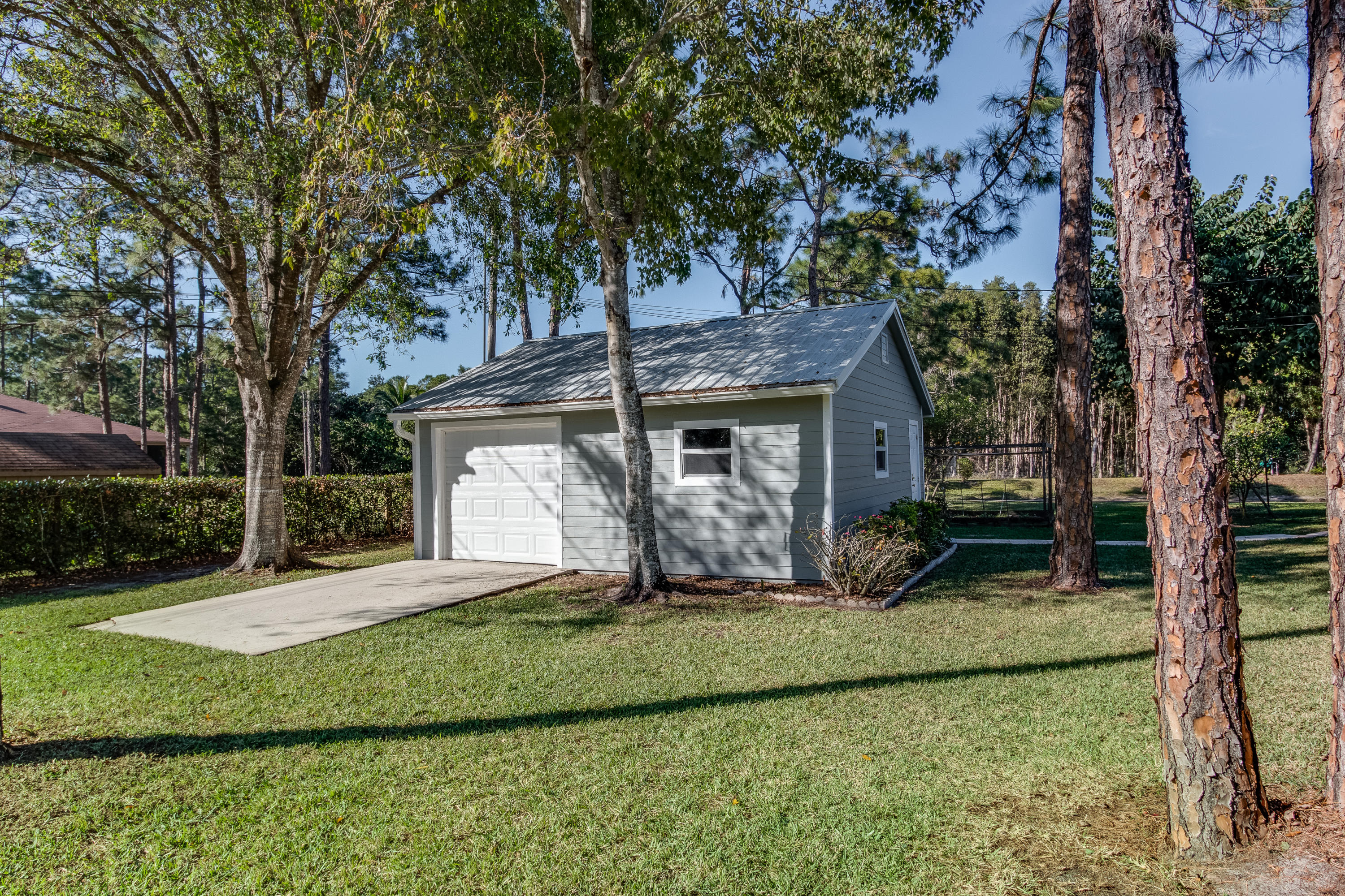Detached garage