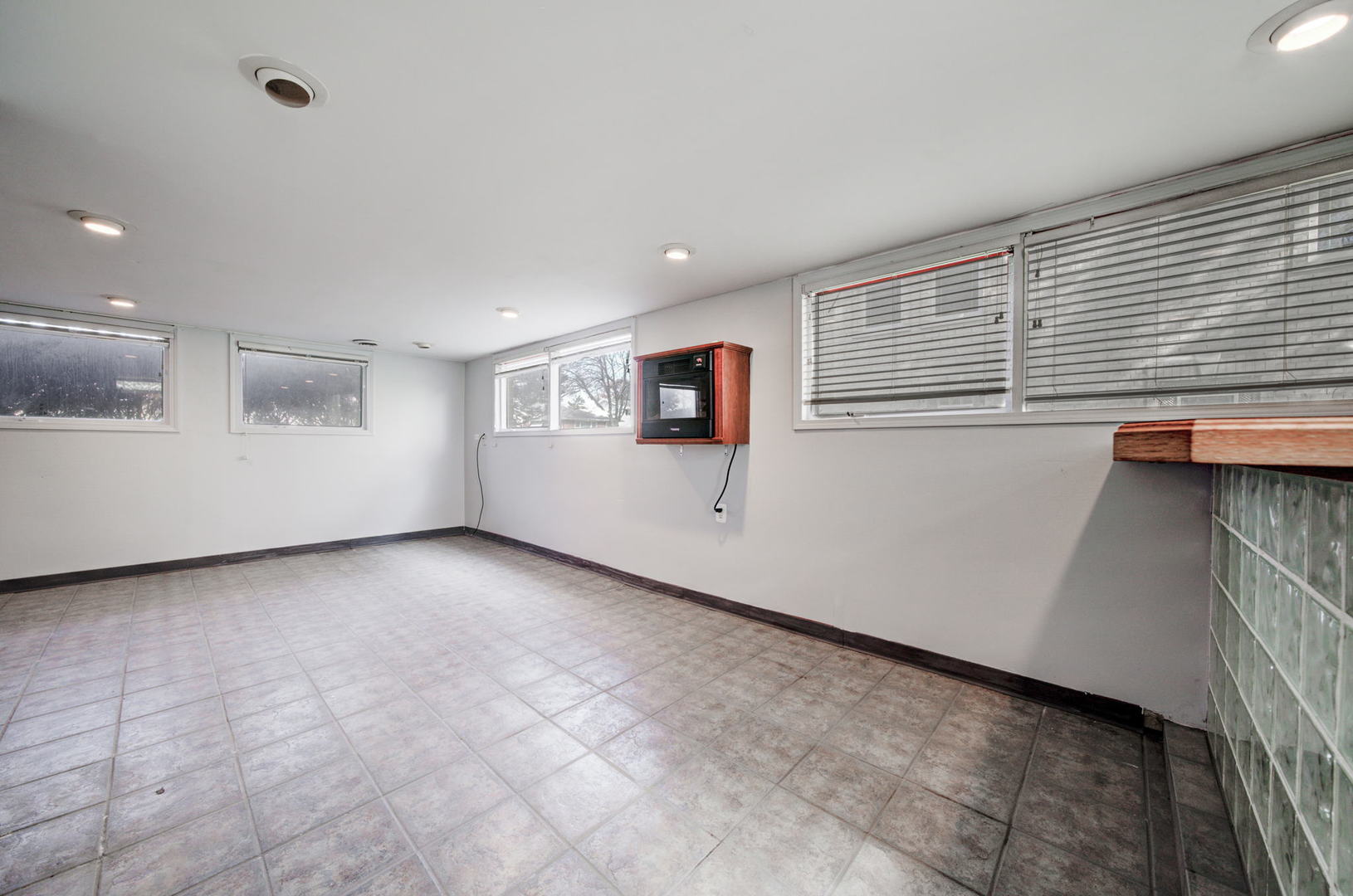 2317 High Ridge Parkway Hillside, IL 60162 - Photo 22 of 24 a view of a livingroom with an empty space and a window
