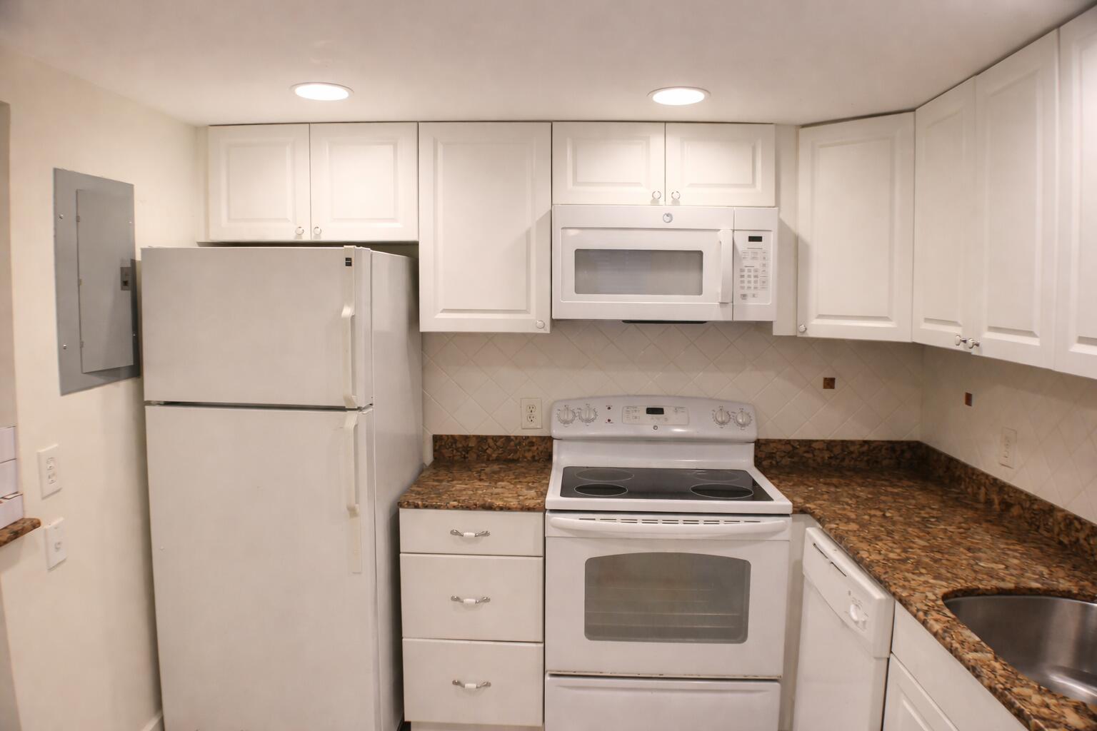 638 Saxony Place Delray Beach, FL 33446 - Photo 10 of 10 638saxkitchen