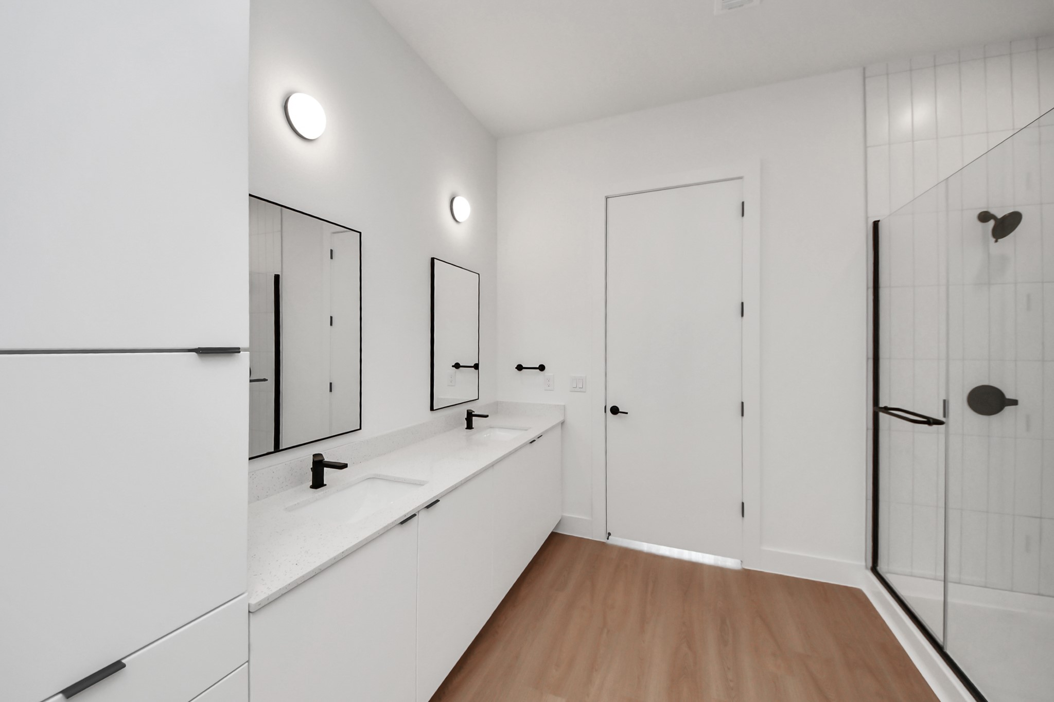 2810 Riverby Road, Unit 225 Houston, TX 77020 - Photo 28 of 47 a view of bathroom with two mirror and a shower